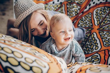 sevimli küçük oğlu ile hamak yaz güneşli parkta oynarken mutlu hipster anne.