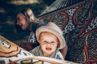 ormanda rahatlatıcı ve eğleniyor sarılma çocukla şık Anne.