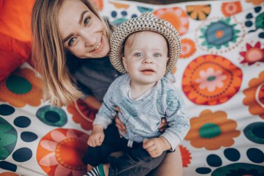 şık hipster anne hamakta rahatlatıcı güneşli yaz Park oğluyla. Sarışın Anne ile gülümseyen ve gün zevk oynamak ve ormanda, dinlenme şirin çocuk. yaz tatili