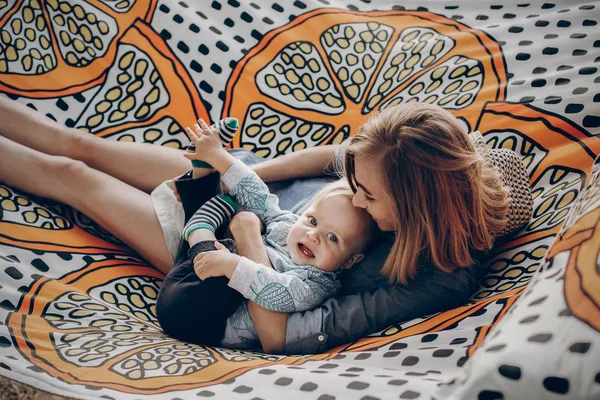 Stylish Mom Kid Relaxing Forest Cuddling Having Fun — Stock Photo, Image