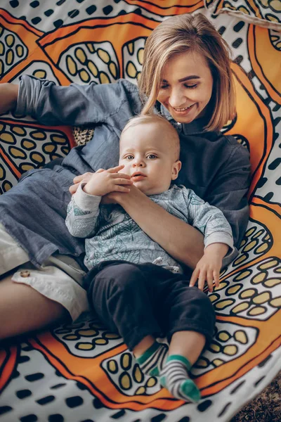 Mãe Elegante Com Criança Relaxante Floresta Abraços Divertindo — Fotografia de Stock