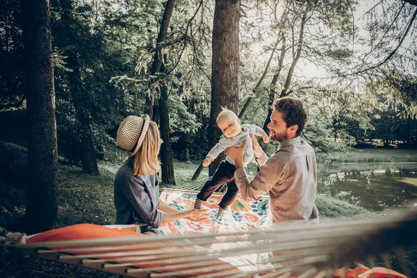 순간입니다 휴가입니다 Hipster 화창한 공원에 해먹에 귀여운 편안한 아빠입니다 텍스트를 — 스톡 사진