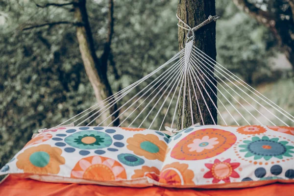 Almohadas Hamaca Elegante Colorida Del Recorrido Parque Soleado Del Verano —  Fotos de Stock