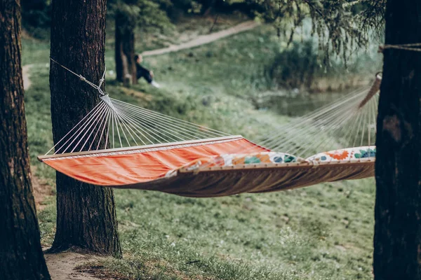 Farbenfrohe Stilvolle Reisehängematte Sonnigen Sommerpark Erholung Zelten Und Relaxen Freien — Stockfoto