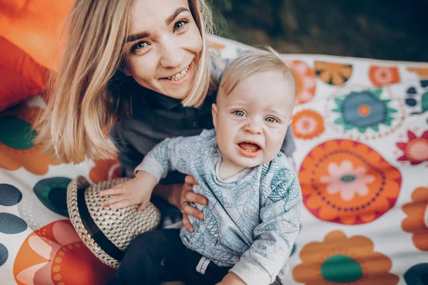 Stylový Bederní Matka Relaxaci Houpací Síti Synem Slunečného Letního Parku — Stock fotografie