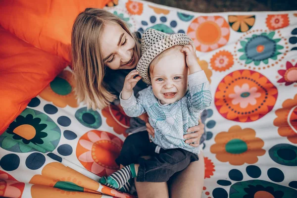 Hipster Ευτυχισμένη Μητέρα Παίζει Χαριτωμένο Μικρό Γιο Την Αιώρα Στο — Φωτογραφία Αρχείου
