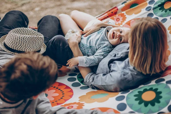 Família Hipster Feliz Brincando Com Filhinho Bonito Rede Verão Ensolarado — Fotografia de Stock