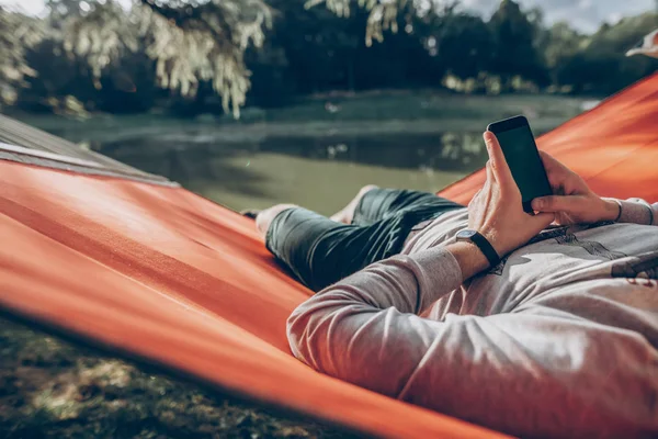 Metin Için Yer Ile Boş Ekranlı Akıllı Telefon Tutarak Hamak — Stok fotoğraf