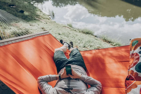 Metin Için Yer Ile Boş Ekranlı Akıllı Telefon Tutarak Hamak — Stok fotoğraf