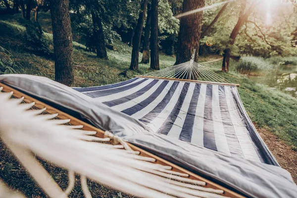 Stylowe Hamak Niebiesko Białe Kolory Letnim Słoneczny Park Odpoczynku Camping — Zdjęcie stockowe
