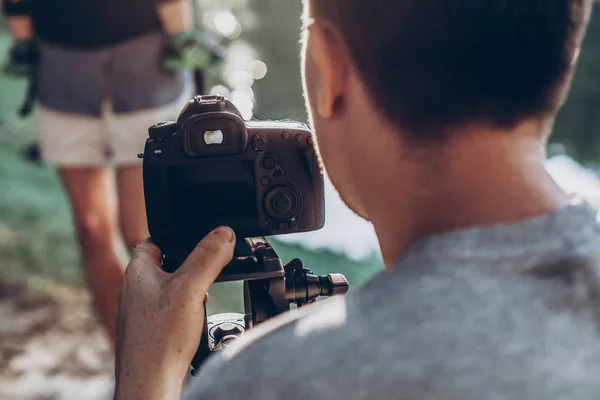 Mann Mit Fotokamera Und Filmmaterial Videokameramann Arbeitet Mit Seiner Ausrüstung — Stockfoto