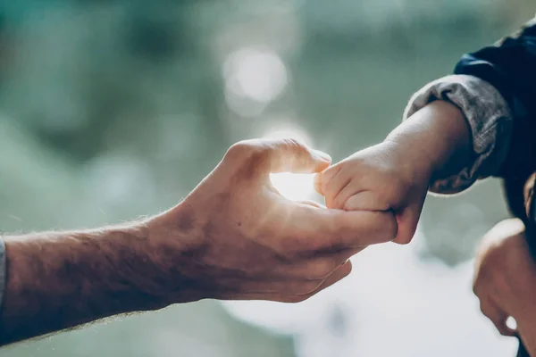 Far Och Lille Son Höll Händer Solljus Faderns Hand Leda — Stockfoto