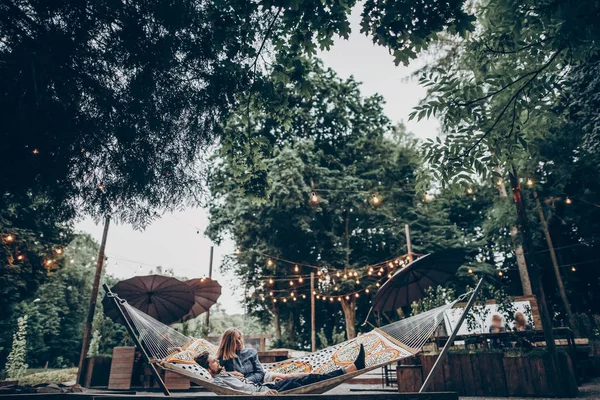 Élégant Couple Hipster Câlins Détente Dans Hamac Sous Des Lumières — Photo