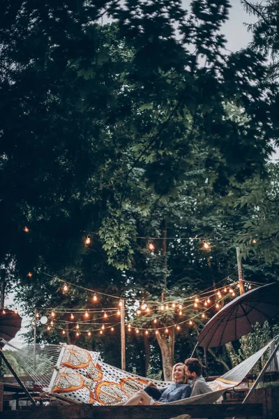 Élégant Couple Hipster Câlins Détente Dans Hamac Sous Des Lumières — Photo