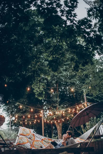 Elegante Famiglia Hipster Coppia Coccole Relax Amaca Sotto Luci Retrò — Foto Stock