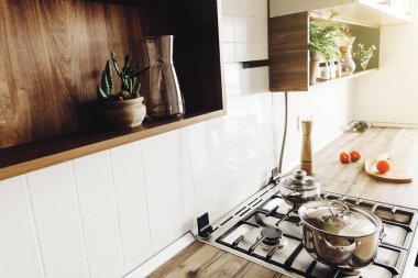 Modern mutfak İskandinav tarzı yemek. şık gri mutfak dekorasyon modern mobilya ve paslanmaz çelik aletleri ile. ahşap tezgah, çelik soba, Yönetim Kurulu, bıçak ve baharatlar