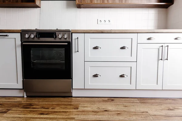 现代斯堪的纳维亚风格的厨房设计 时尚的浅灰色厨房内饰与现代家具和不锈钢家电在一个新的房子 木台面 — 图库照片