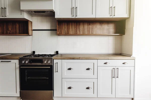 Küchendesign Modernen Skandinavischen Stil Stilvolle Hellgraue Kücheneinrichtung Mit Modernen Möbeln — Stockfoto