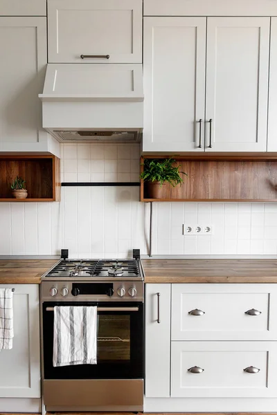 Şık Işık Gri Mutfak Modern Dolaplar Paslanmaz Çelik Araçlarla Yeni — Stok fotoğraf