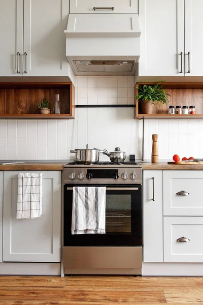 Interior Elegant Bucătărie Gri Uși Moderne Aparate Din Oțel Inoxidabil — Fotografie, imagine de stoc