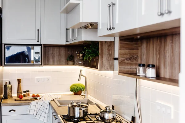 Modern mutfak İskandinav tarzı yemek. modern mobilya ve paslanmaz çelik aletleri ile şık mutfak iç. ahşap tezgah, çelik soba, Masa, bıçak ve baharat, domates
