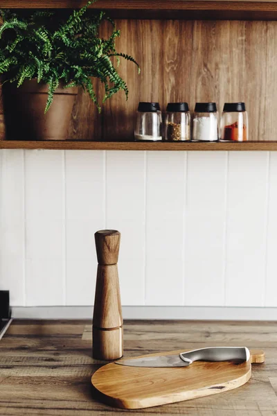 Holzbrett Mit Messer Hölzerne Pfeffermühle Auf Moderner Küchenarbeitsplatte Und Regal — Stockfoto