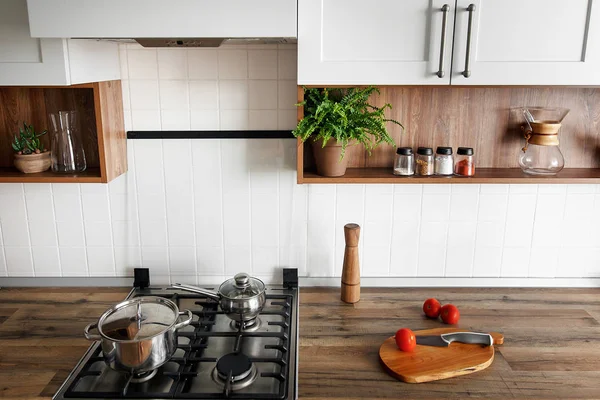 Houten Plank Met Mes Tomaten Moderne Keuken Countertop Planken Met — Stockfoto