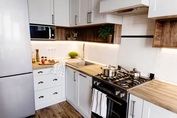 Şık Mutfak Modern Dolaplar Paslanmaz Çelik Araçlarla Bir Lüks Yeni — Stok fotoğraf