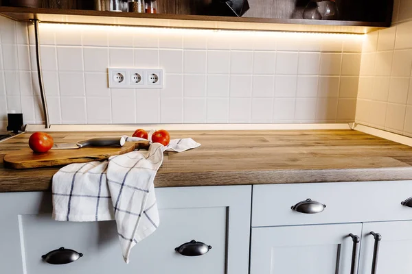 木板用刀 西红柿 毛巾在现代厨房台面和货架上的香料和植物 烹调食物 时尚的厨房室内设计斯堪的纳维亚风格 — 图库照片