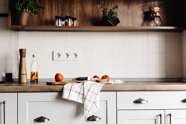 Tablero Madera Con Cuchillo Tomates Aceite Oliva Encimera Cocina Moderna —  Fotos de Stock