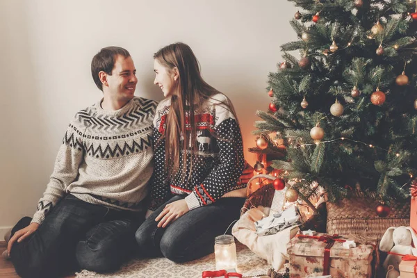Pareja Con Estilo Suéteres Abrazando Sonriendo Árbol Navidad Acogedora Sala — Foto de Stock
