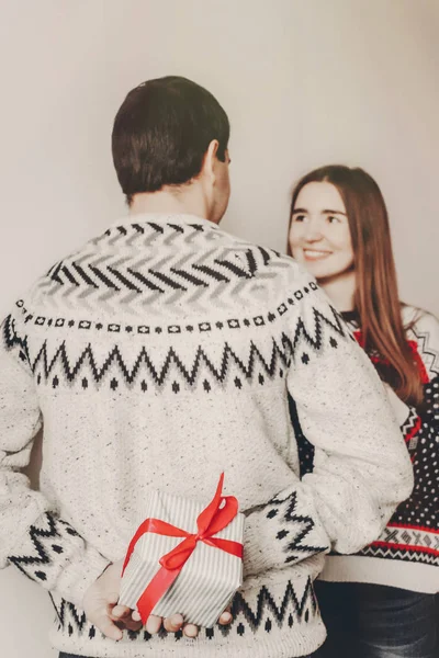 スタイリッシュなセーターお祝いルーム クリスマス ツリーとライトのプレゼント交換で幸せな家族 感情的な瞬間 メリー クリスマスと新年あけましておめでとうございます概念 楽しい休暇をお過ごしください — ストック写真