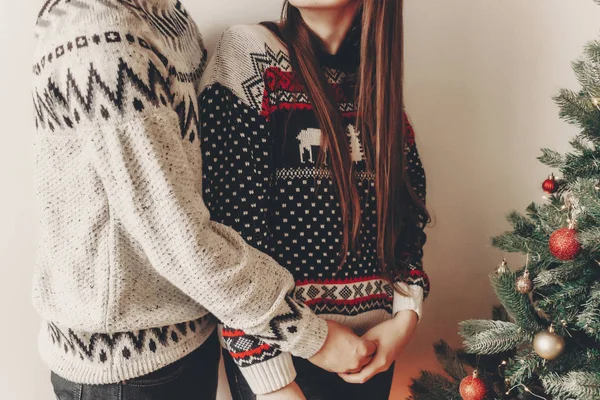 Szczęśliwa Para Stylowych Swetrów Dekorowanie Choinki Wesołych Świąt Szczęśliwego Nowego — Zdjęcie stockowe