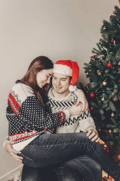 Familia Feliz Suéteres Elegantes Sentados Bajo Árbol Navidad Con Luces — Foto de Stock
