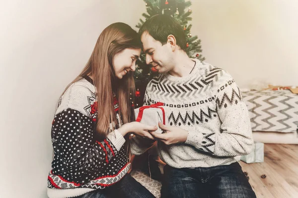 Merry Christmas Happy New Year Concept Stylish Hipster Couple Sweaters — Stock Photo, Image