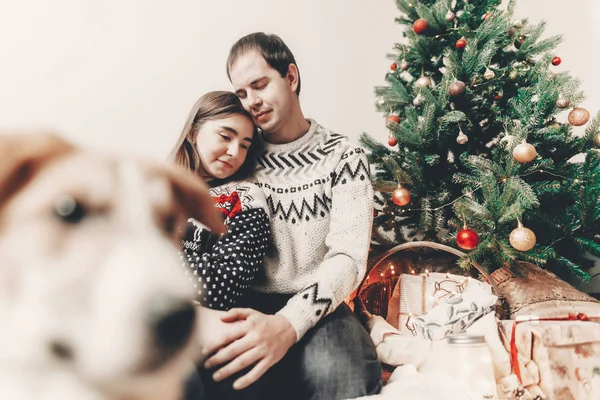 Familia Feliz Suéteres Elegantes Lindo Perro Árbol Navidad Con Luces — Foto de Stock