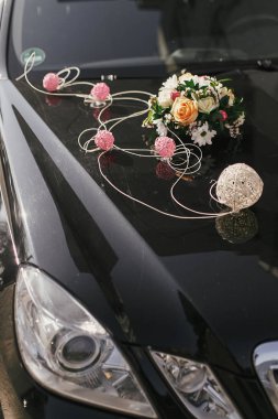 şık düğün buket ile siyah bir araba. Düğün ulaşım dekor, süsleyen ve düzenleme