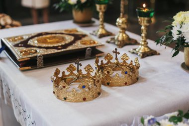 Altın kron ve İncil kilisede düğün töreni sırasında kutsal sunak üzerinde. Kutsal evlilik bağıyla manevi anları