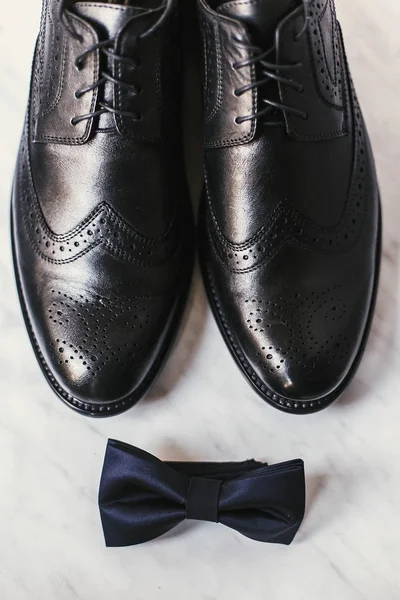 Elegantes Zapatos Negros Corbata Lazo Azul Marino Sobre Fondo Mármol —  Fotos de Stock