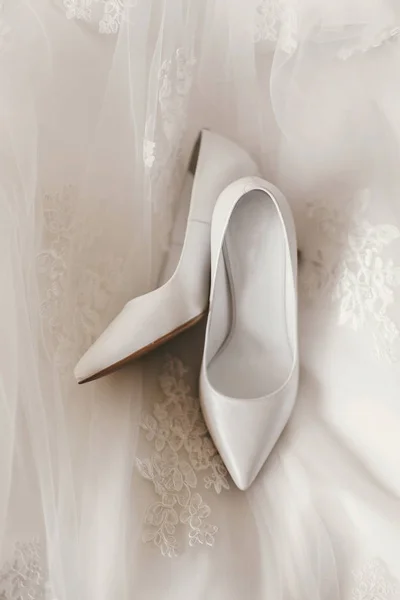 Mooie Stijlvolle Schoenen Luxe Zijden Trouwjurk Eenvoudige Witte Schoenen Witte — Stockfoto