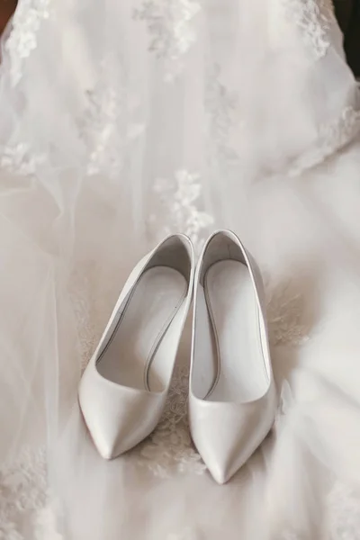 Schöne Stilvolle Schuhe Auf Luxus Seide Hochzeitskleid Einfache Weiße Schuhe — Stockfoto