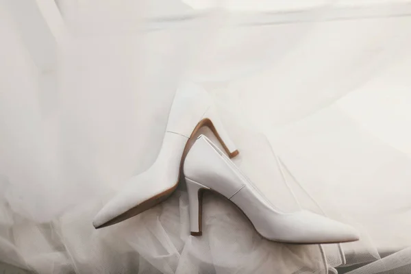 Mooie Stijlvolle Schoenen Luxe Zijden Trouwjurk Plat Leggen Eenvoudige Witte — Stockfoto