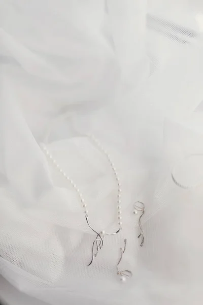 Schönen Stilvollen Schmuck Auf Luxus Seide Hochzeitskleid Teure Silberne Halskette — Stockfoto