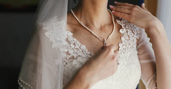 Bella Sposa Possesso Costosa Collana Argento Con Perle Sul Collo — Foto Stock