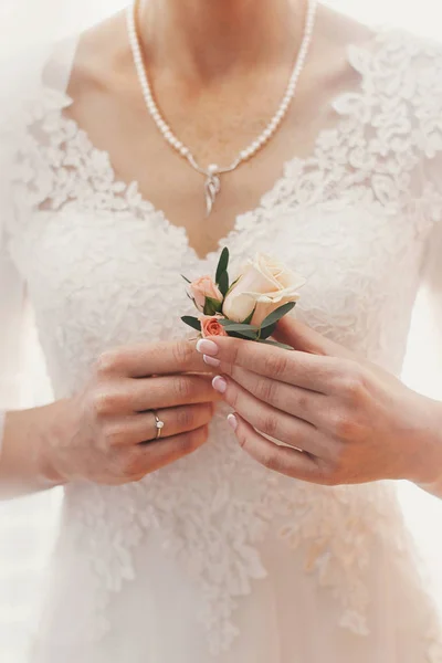 Bella Sposa Tenendo Elegante Boutonniere Semplice Mano Sullo Sfondo Costosa — Foto Stock