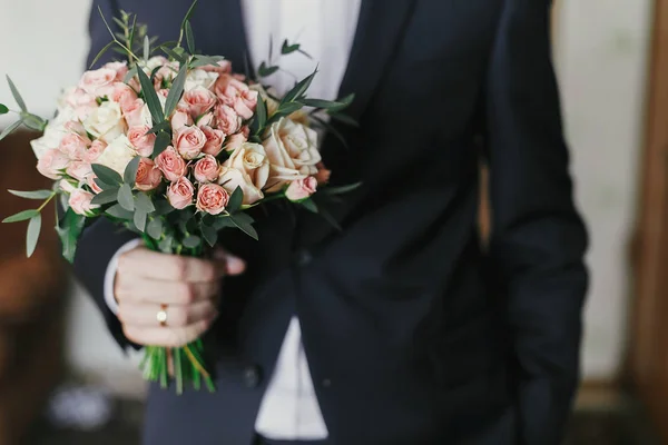 Ženich Drží Elegantní Kytice Růžemi Eukalyptu Ranní Přípravy Před Svatební — Stock fotografie