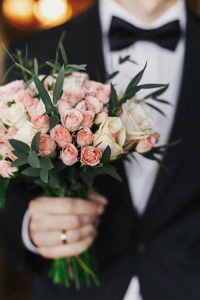 Groom Holding Stylish Bouquet Roses Eucalyptus Morning Preparations Wedding Day — Stock Photo, Image