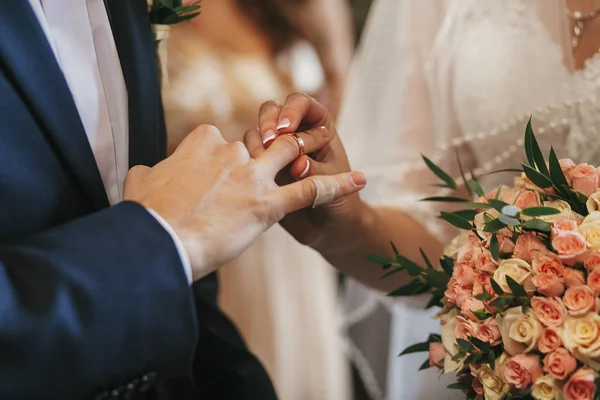 Schöne Brautpaare Die Während Der Trauung Trauringe Der Kirche Austauschen — Stockfoto