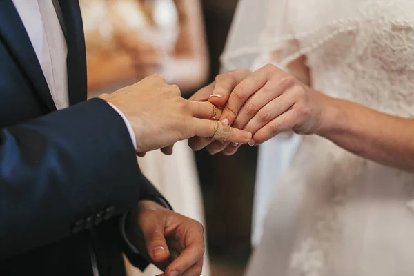 Prachtige Bruid Bruidegom Handen Uitwisseling Van Trouwringen Kerk Tijdens Huwelijksceremonie — Stockfoto