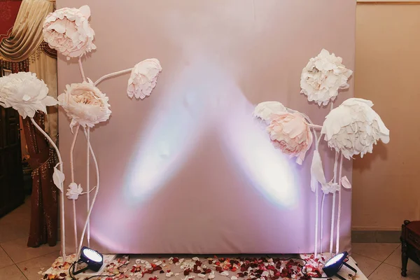 美丽的照片区在婚礼招待会 节日装饰 带纸大花和灯的照相亭 — 图库照片